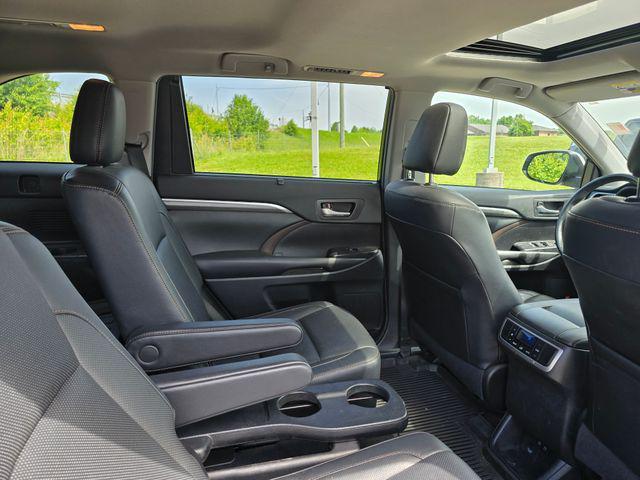 used 2019 Toyota Highlander Hybrid car, priced at $35,314