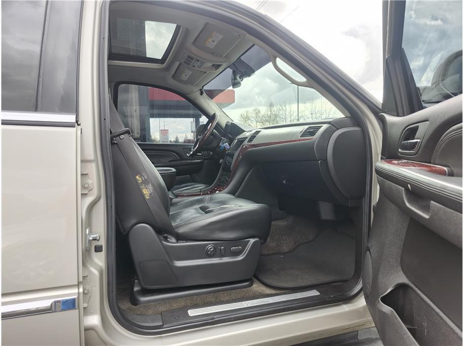 used 2007 Cadillac Escalade car, priced at $7,990