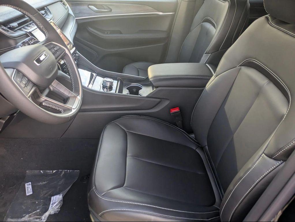 new 2025 Jeep Grand Cherokee car, priced at $47,999