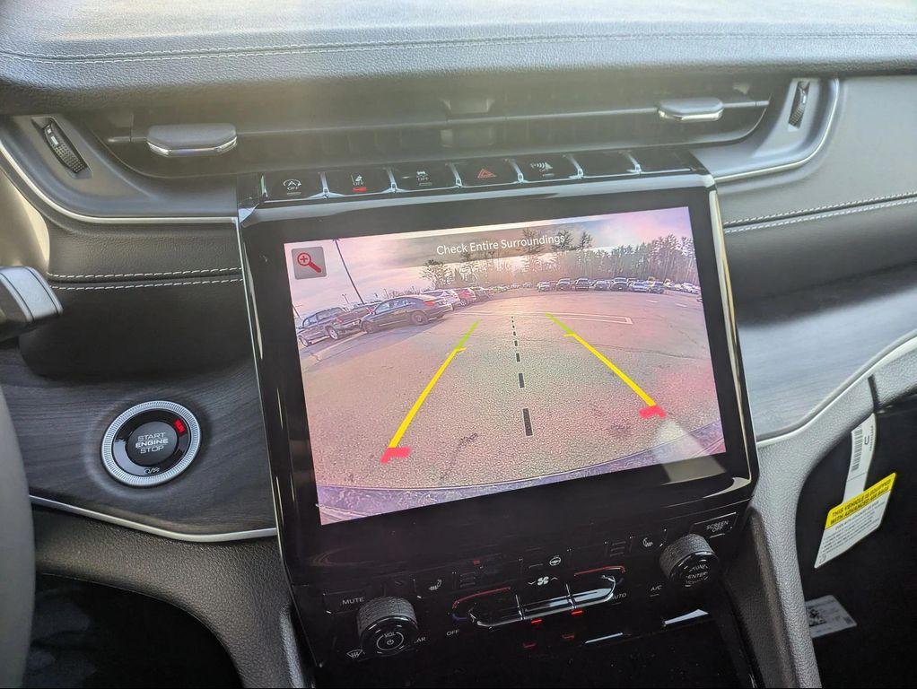 new 2025 Jeep Grand Cherokee car, priced at $47,999