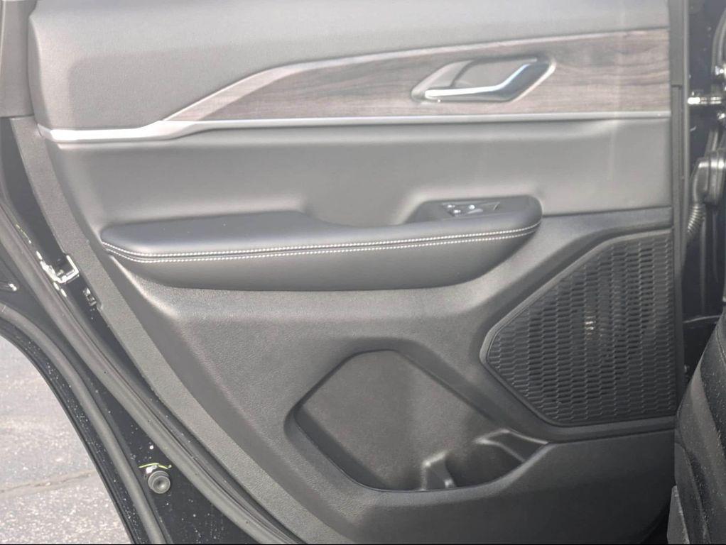 new 2025 Jeep Grand Cherokee car, priced at $47,999