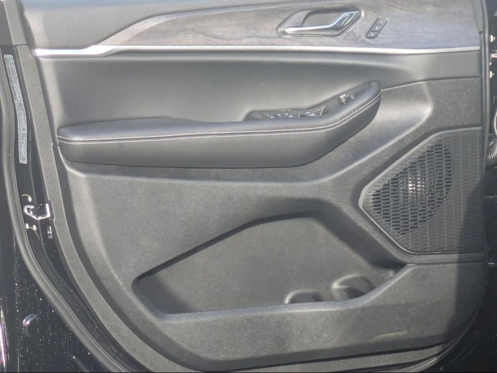 new 2025 Jeep Grand Cherokee car, priced at $47,999