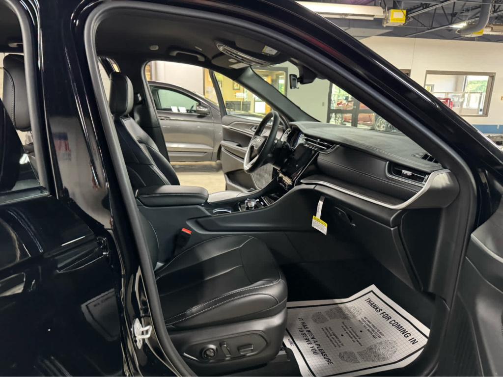 new 2025 Jeep Grand Cherokee car, priced at $51,215