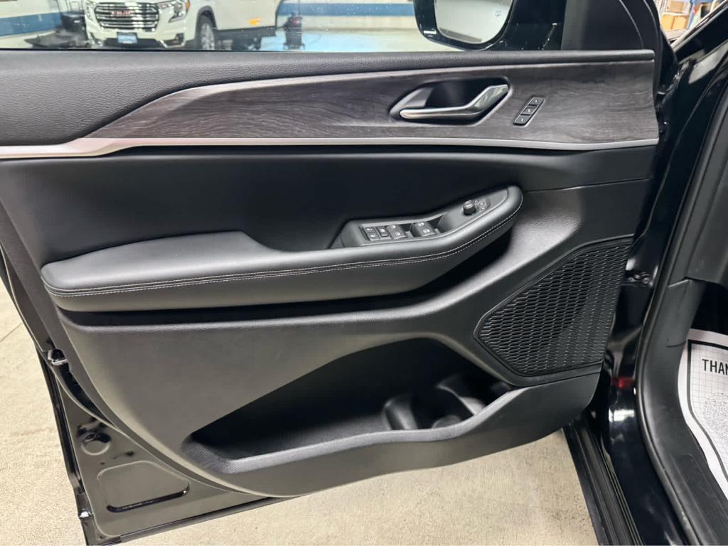 new 2025 Jeep Grand Cherokee car, priced at $51,215