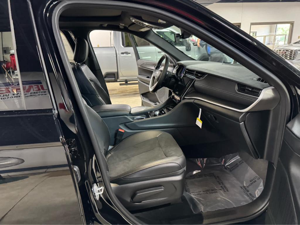 new 2025 Jeep Grand Cherokee car, priced at $47,725