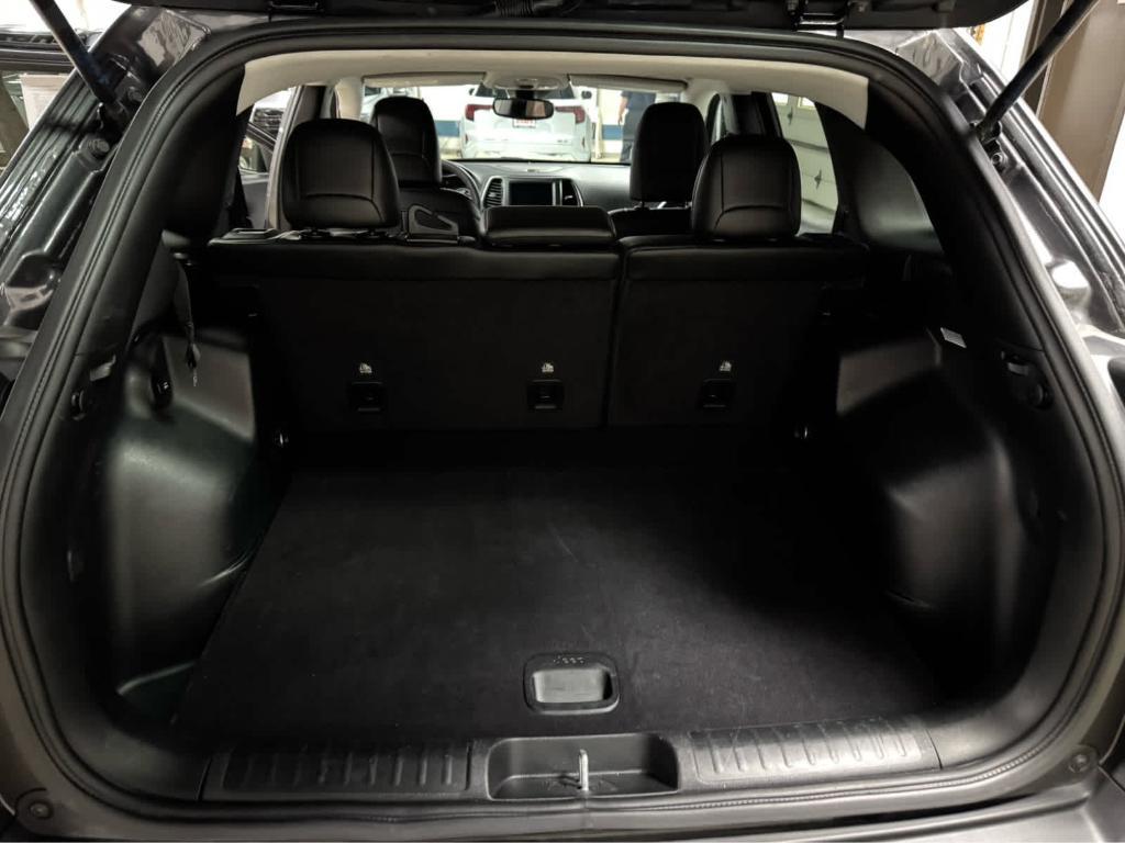 used 2022 Jeep Cherokee car, priced at $25,495