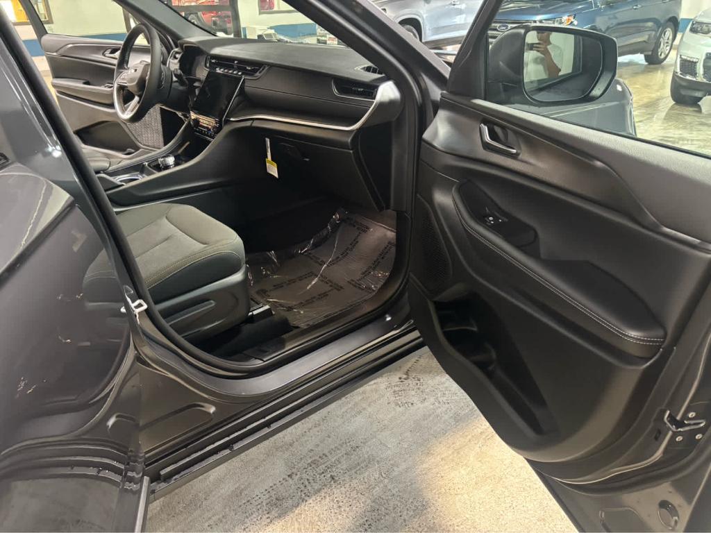 new 2025 Jeep Grand Cherokee car, priced at $44,965