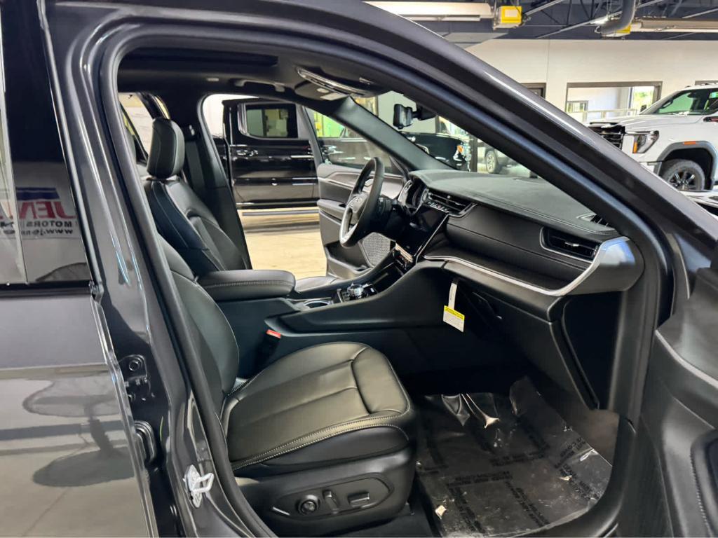 new 2025 Jeep Grand Cherokee car, priced at $53,930