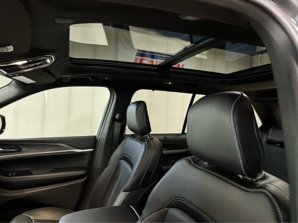 new 2025 Jeep Grand Cherokee car, priced at $53,930