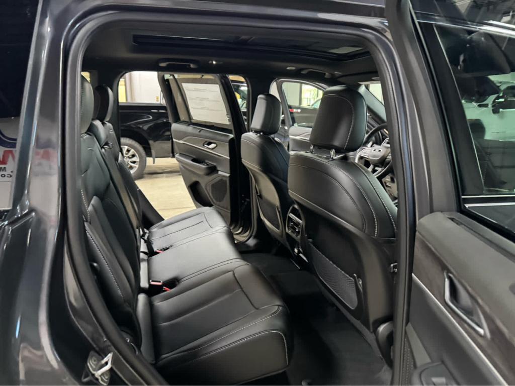 new 2025 Jeep Grand Cherokee car, priced at $53,930