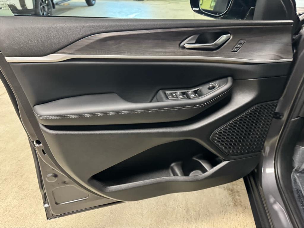 new 2025 Jeep Grand Cherokee car, priced at $53,930