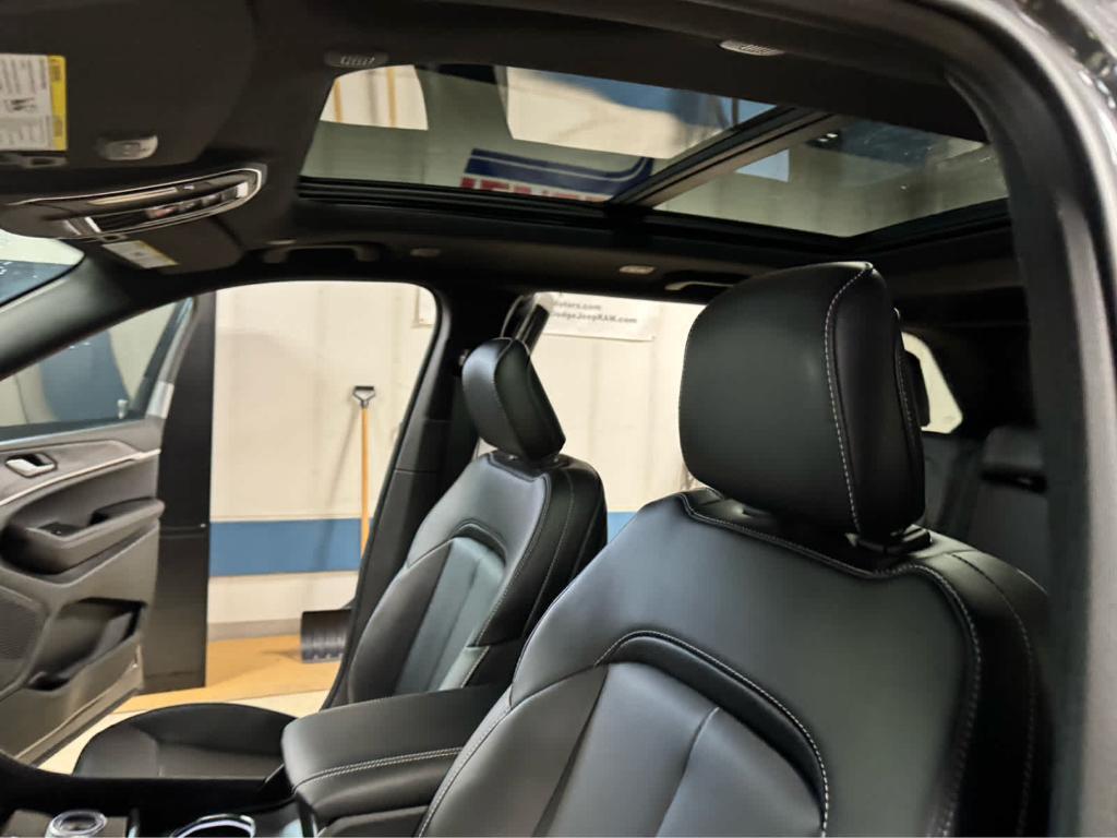 new 2025 Jeep Grand Cherokee car, priced at $53,530