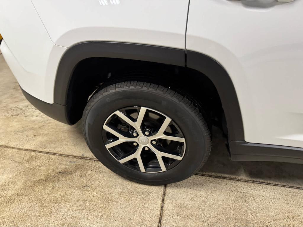 used 2024 Jeep Grand Cherokee car, priced at $37,995