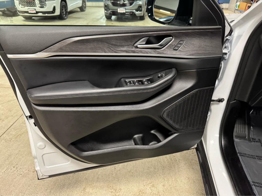 used 2024 Jeep Grand Cherokee car, priced at $37,995