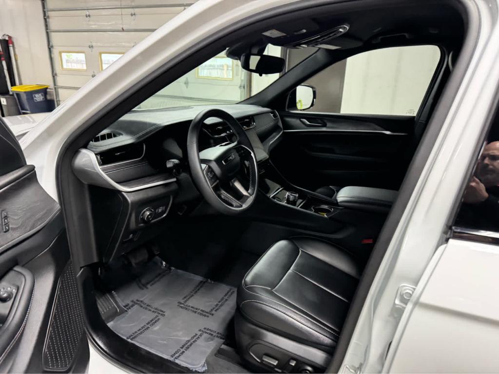 used 2024 Jeep Grand Cherokee car, priced at $37,995
