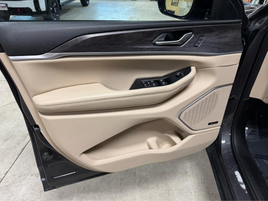 used 2023 Jeep Grand Cherokee car, priced at $34,995