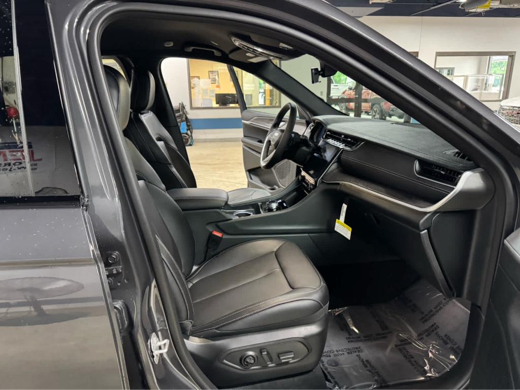 new 2025 Jeep Grand Cherokee car, priced at $47,495