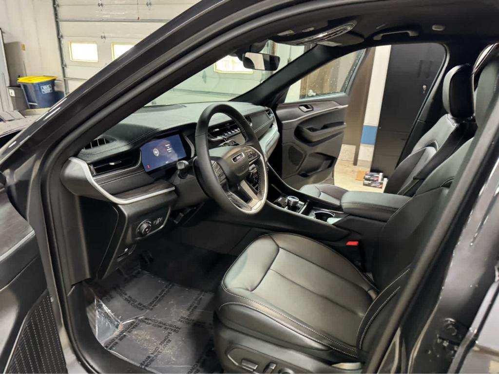 new 2025 Jeep Grand Cherokee car, priced at $47,495