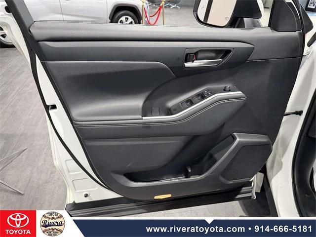 used 2021 Toyota Highlander car, priced at $30,995