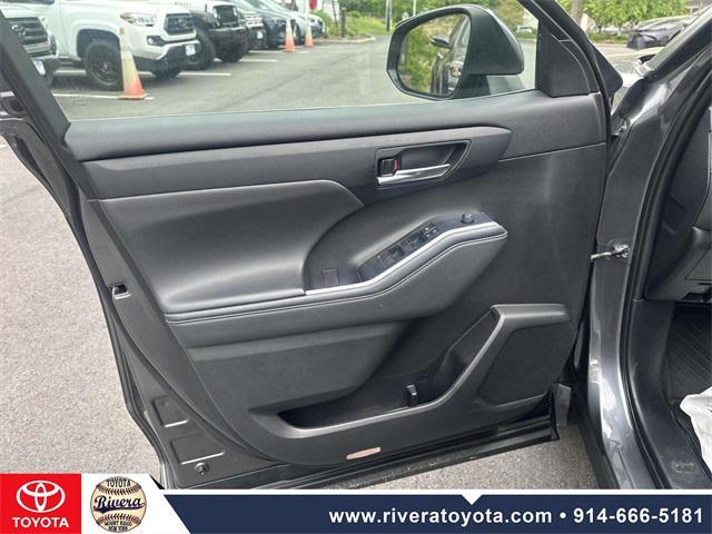 used 2021 Toyota Highlander car, priced at $33,395