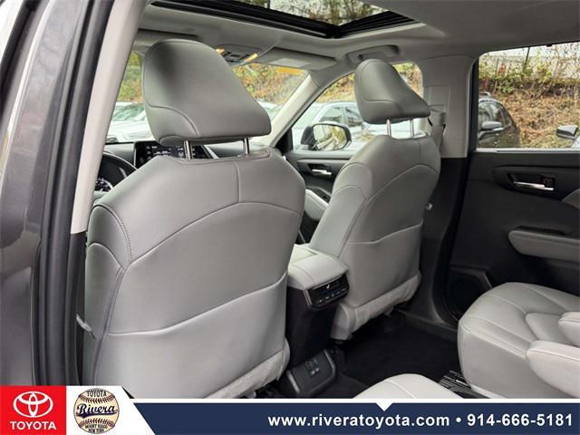 used 2022 Toyota Highlander car, priced at $35,795