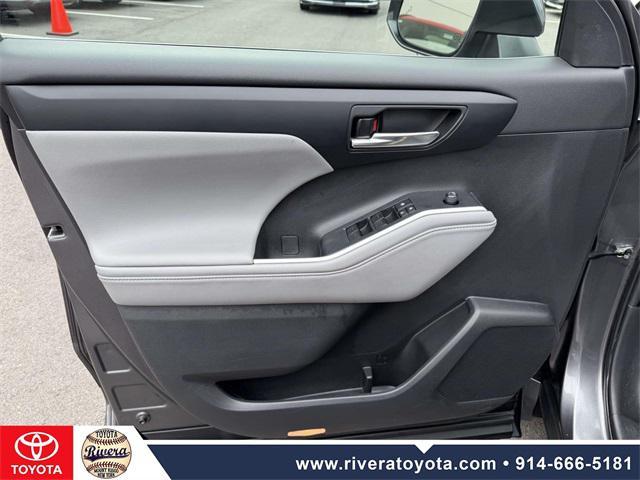 used 2022 Toyota Highlander car, priced at $35,795