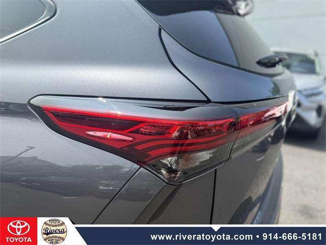 used 2022 Toyota Highlander car, priced at $29,595