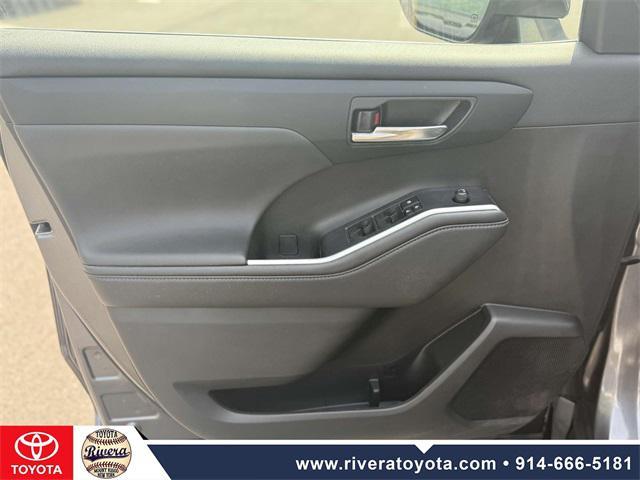 used 2022 Toyota Highlander car, priced at $29,595