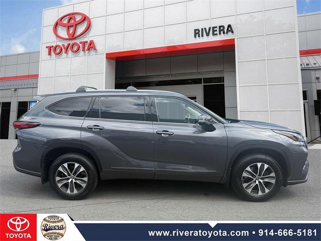 used 2022 Toyota Highlander car, priced at $35,995