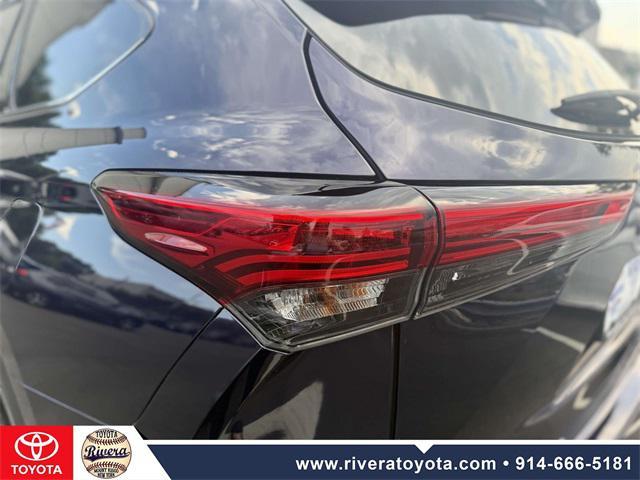 used 2022 Toyota Highlander car, priced at $35,995