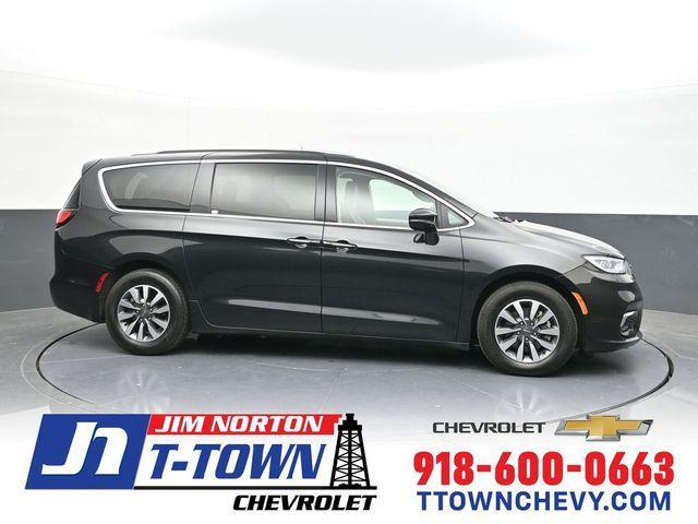 used 2021 Chrysler Pacifica car, priced at $17,800