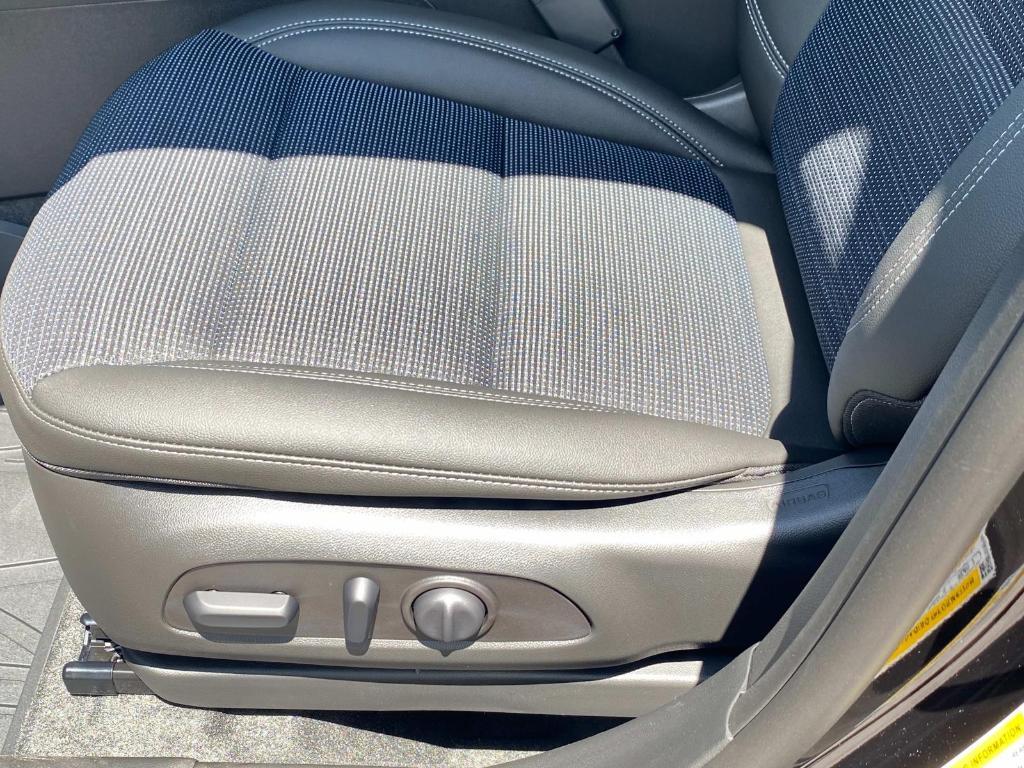 new 2025 Buick Envista car, priced at $27,530