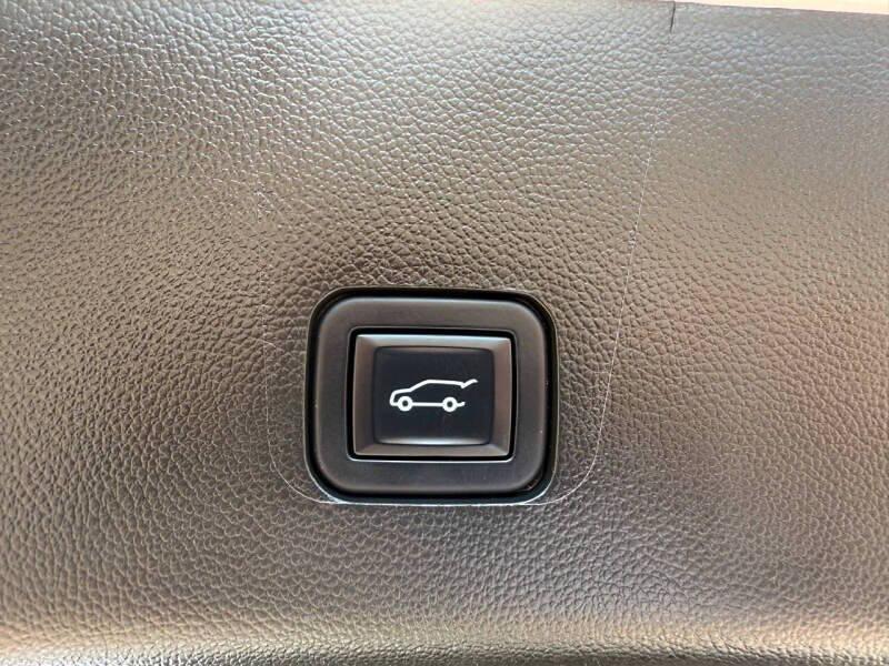 used 2023 Chevrolet Traverse car, priced at $31,999