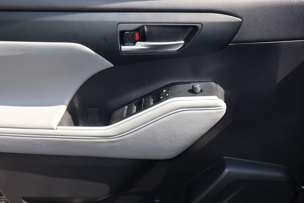 used 2023 Toyota Highlander car, priced at $36,629
