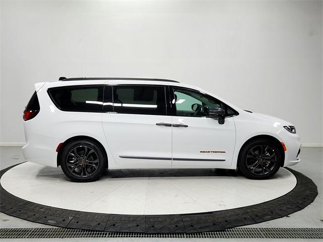 new 2024 Chrysler Pacifica car, priced at $40,079