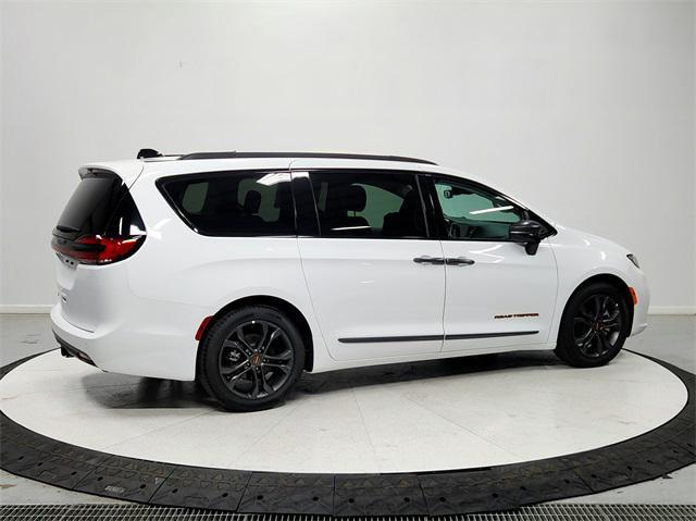 new 2024 Chrysler Pacifica car, priced at $40,079