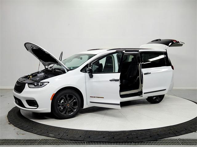 new 2024 Chrysler Pacifica car, priced at $40,079