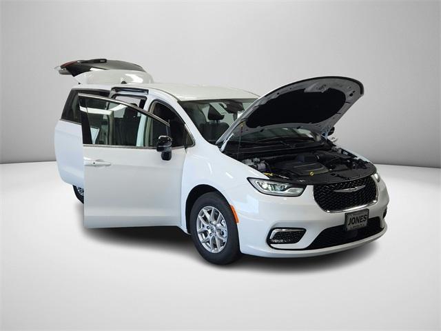 new 2024 Chrysler Pacifica car, priced at $41,024