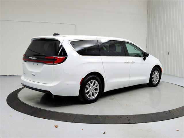 new 2024 Chrysler Pacifica car, priced at $36,569