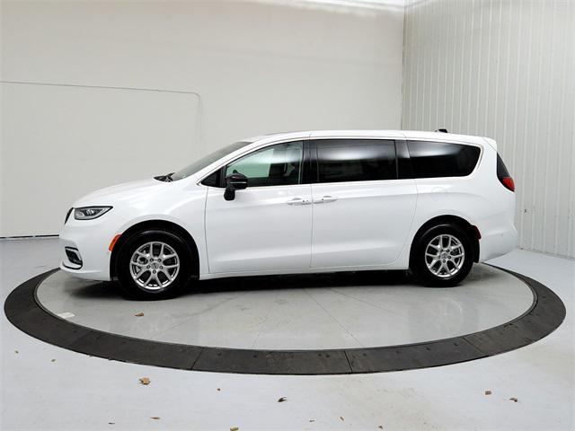 new 2024 Chrysler Pacifica car, priced at $36,569