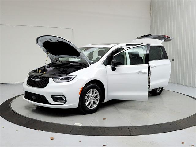 new 2024 Chrysler Pacifica car, priced at $36,569