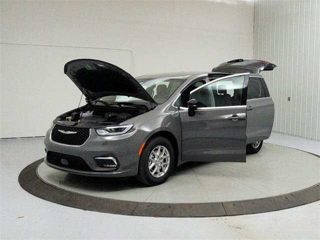 new 2025 Chrysler Pacifica car, priced at $40,217