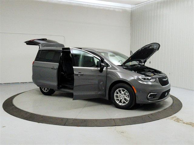 new 2025 Chrysler Pacifica car, priced at $40,217