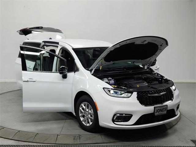 new 2024 Chrysler Pacifica car, priced at $40,638