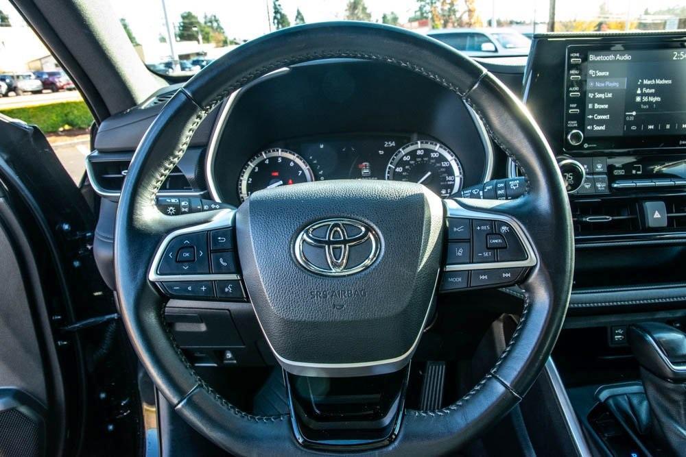 used 2022 Toyota Highlander car, priced at $40,862