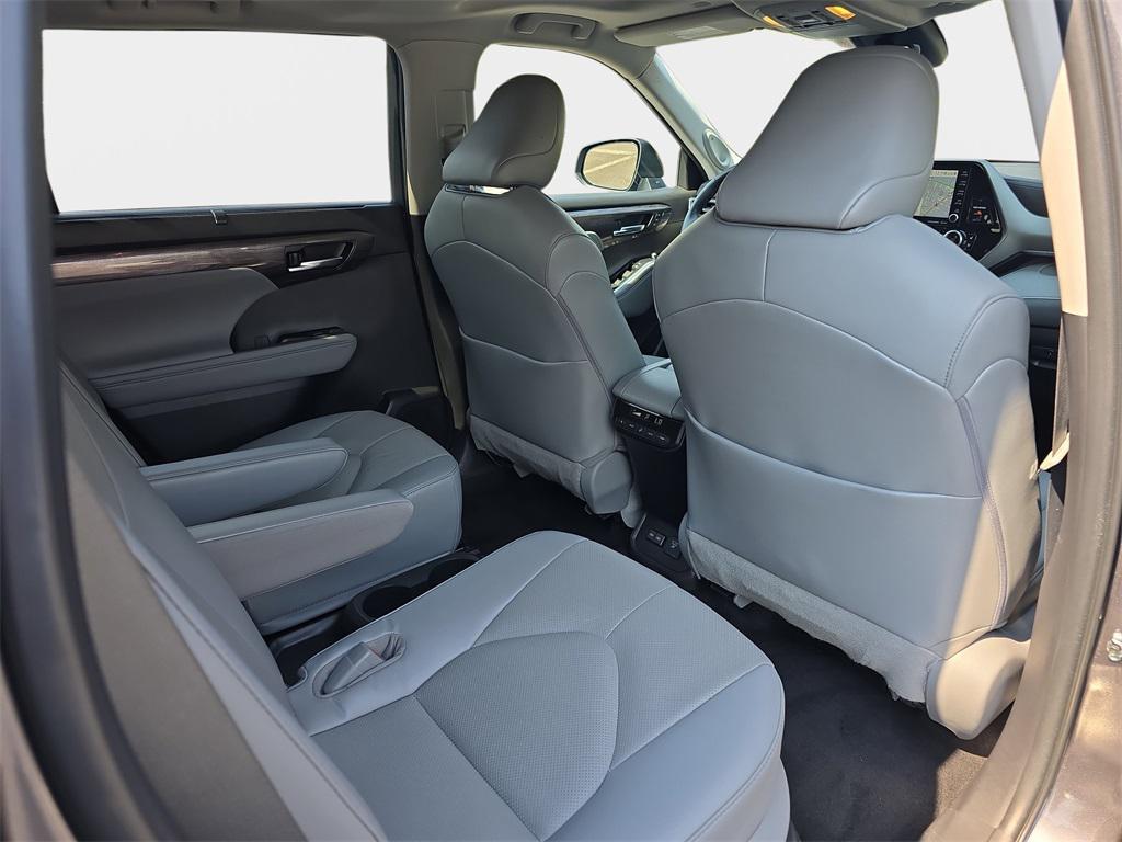 used 2022 Toyota Highlander Hybrid car, priced at $43,442