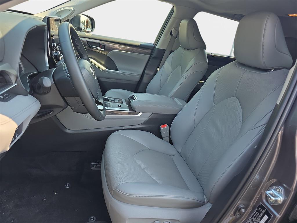 used 2022 Toyota Highlander Hybrid car, priced at $43,442