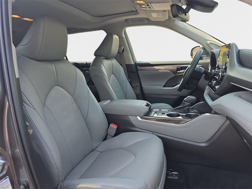 used 2022 Toyota Highlander Hybrid car, priced at $43,442