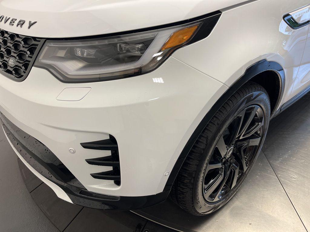 new 2025 Land Rover Discovery car, priced at $69,528