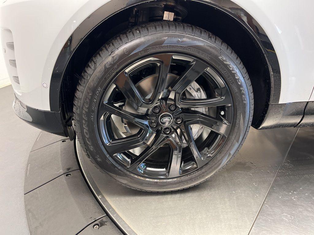 new 2025 Land Rover Discovery car, priced at $69,528